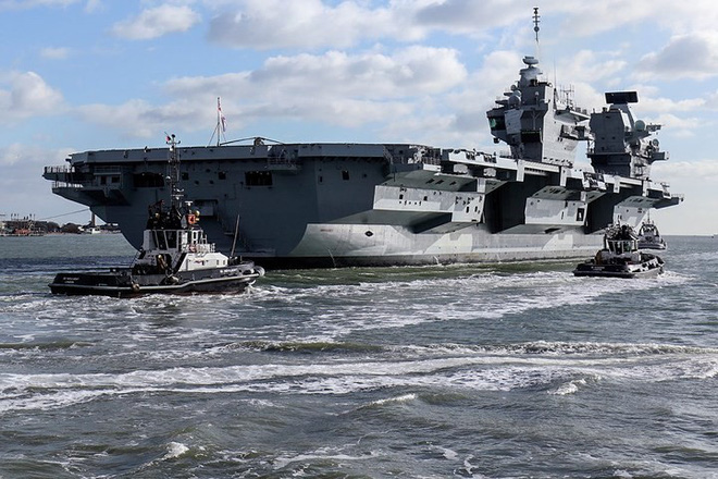 Tàu sân bay mạnh nhất hải quân Anh ra khơi với máy bay quân sự